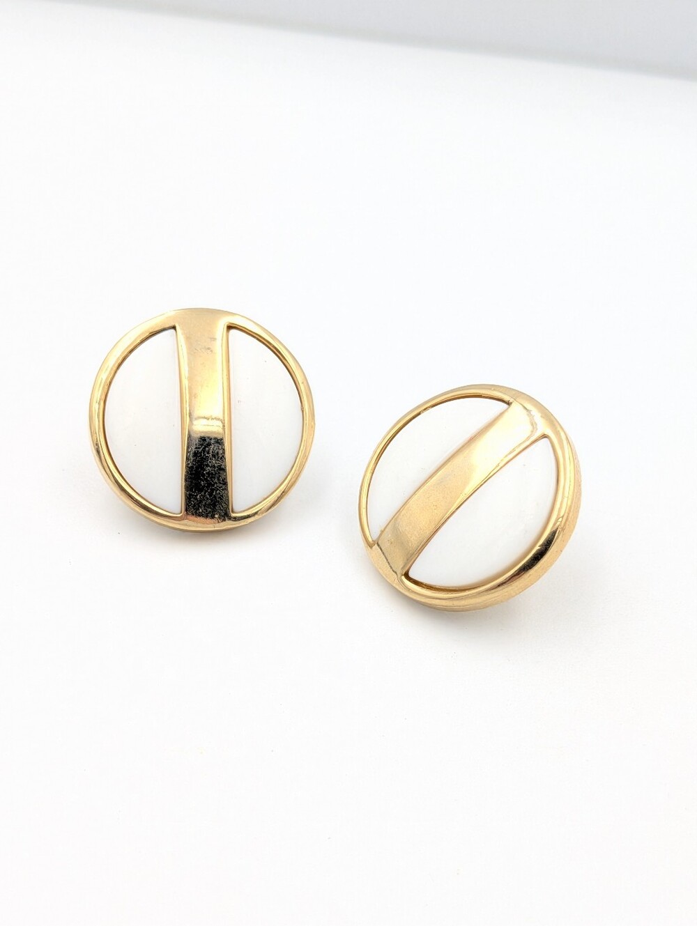 5/25$ Gold tone and white round stud earrings